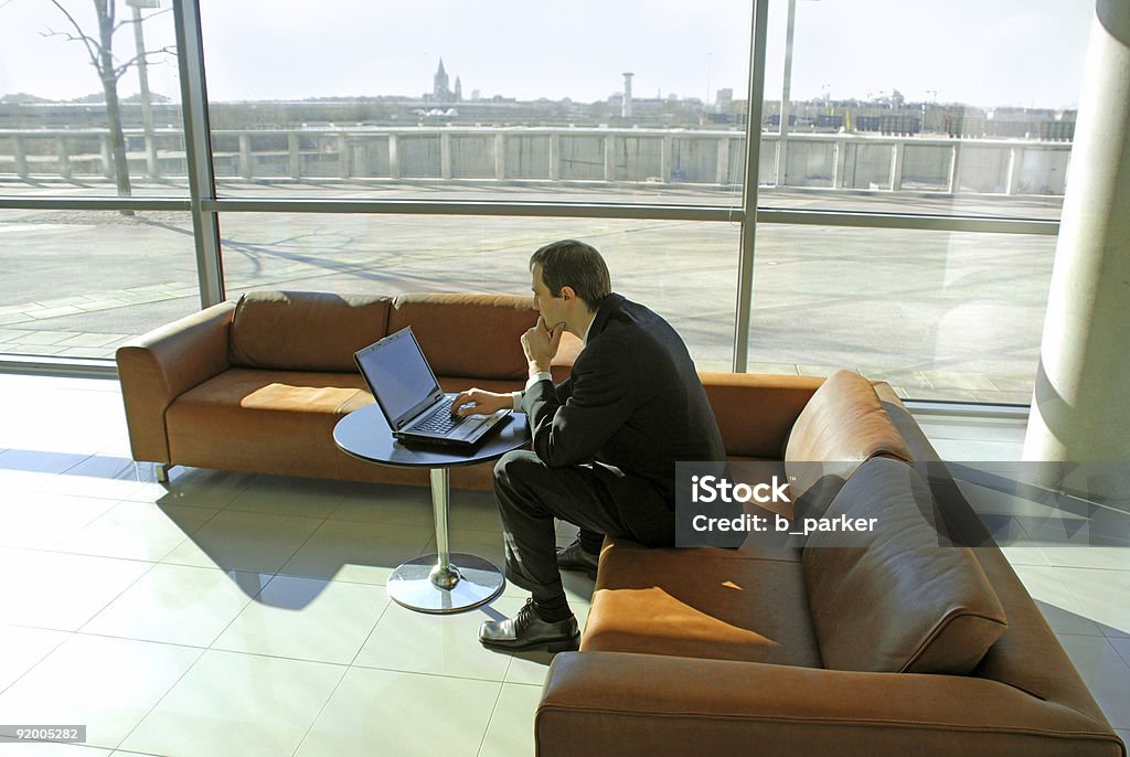 Homme d'affaires avec ordinateur portable. - Photo de Directeur général libre de droits