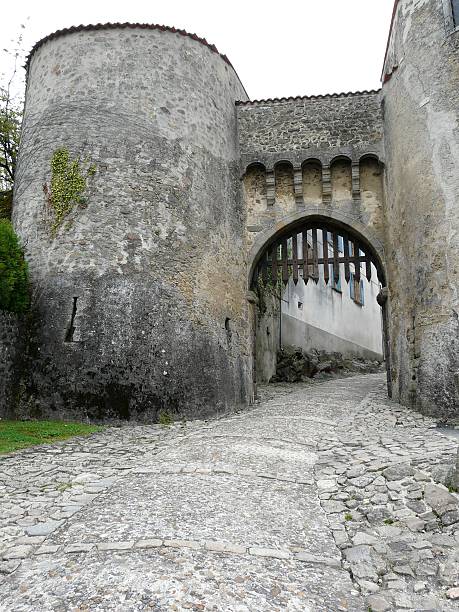 замок входные ворота - medieval castle gate portcullis стоковые фото и изображения