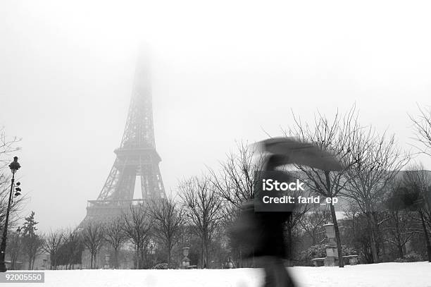 Foto de A Torre Eiffel e mais fotos de stock de Branco - Branco, Cor Preta, Inverno