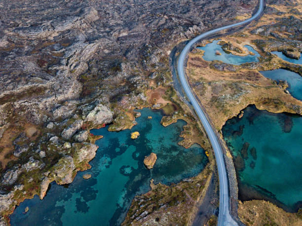 fotografia aerea islandese catturata da un drone. bellissimo paesaggio. - iceland hot spring geothermal power station geyser foto e immagini stock