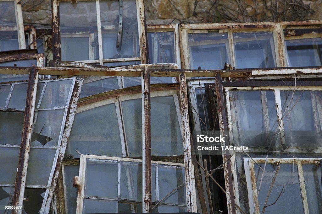 Vieille fenêtre en métal de rénovation du bâtiment - Photo de Acier libre de droits
