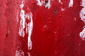 rissige-wand-mit-alten-farbschichten-im-