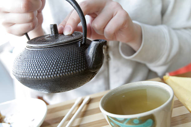 chá chinês - tetsubin teapot - fotografias e filmes do acervo