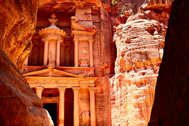 tempio del tesoro di petra - jordan foto e immagini stock