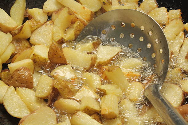 На какой сковороде лучше жарить картошку?