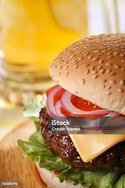 Classico Cheeseburger Con Birra Su Sfondo - Fotografie stock e altre immagini di Alimentazione non salutare - Alimentazione non salutare, Alla griglia, Birra