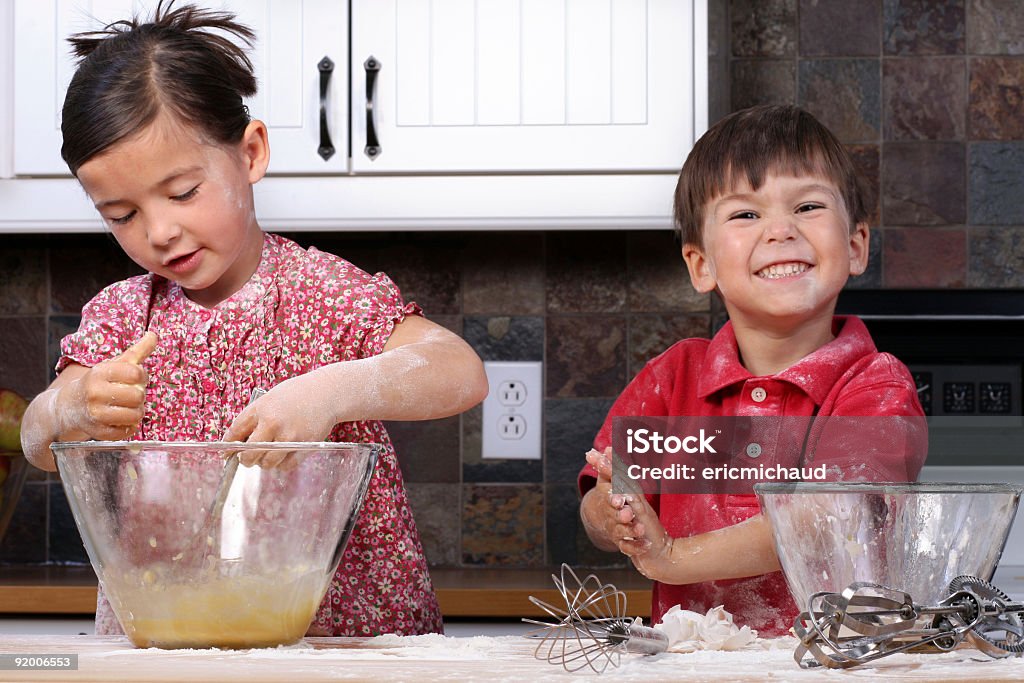 Cucinare insieme - Foto stock royalty-free di 4-5 anni