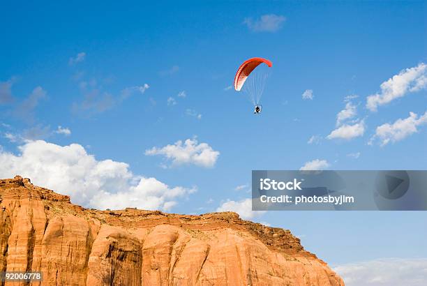Parapendio Nella Monument Valley - Fotografie stock e altre immagini di Paracadutismo ascensionale - Paracadutismo ascensionale, Valle, A mezz'aria