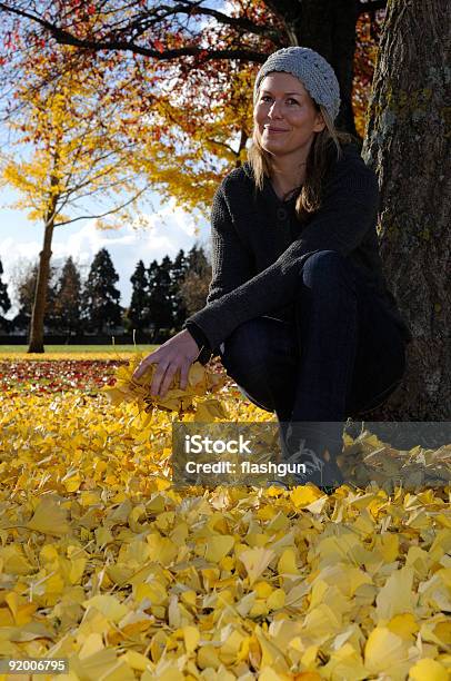 Frauen Im Park Umgeben Von Herbst Blätter Stockfoto und mehr Bilder von 30-34 Jahre - 30-34 Jahre, Attraktive Frau, Aufnahme von unten