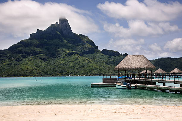 monte otemanu - french polynesia pier lagoon nautical vessel - fotografias e filmes do acervo