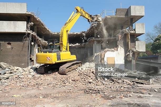 Demolición Máquina Foto de stock y más banco de imágenes de Cavadora mecánica - Cavadora mecánica, Demoler, Aire libre