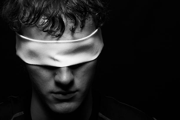 blindfolded - hiding fear business men photos et images de collection