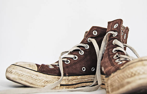 Mentalt frustrerende Forbløffe Old Brown Sneakers Stock Photo - Download Image Now - Retro Style,  Basketball - Sport, Sports Shoe - iStock