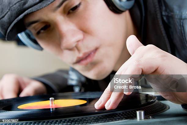 Hände Auf Vinyl Stockfoto und mehr Bilder von Arbeiten - Arbeiten, Ausrüstung und Geräte, Club-DJ