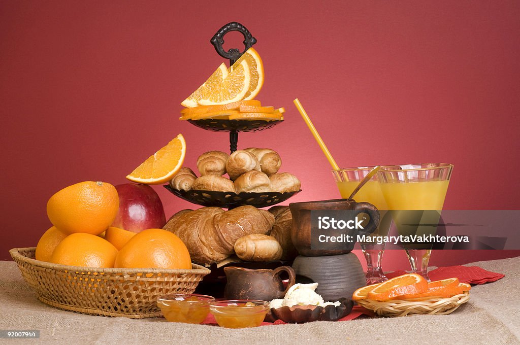 Croissants, laranja, manteiga de maçã, mesa e copos. - Foto de stock de Abundância royalty-free