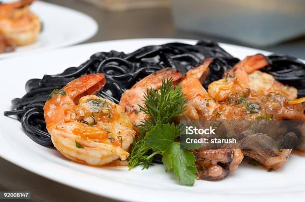 Nero Spaghetti Con Gamberi - Fotografie stock e altre immagini di Alimentazione sana - Alimentazione sana, Bizzarro, Cena