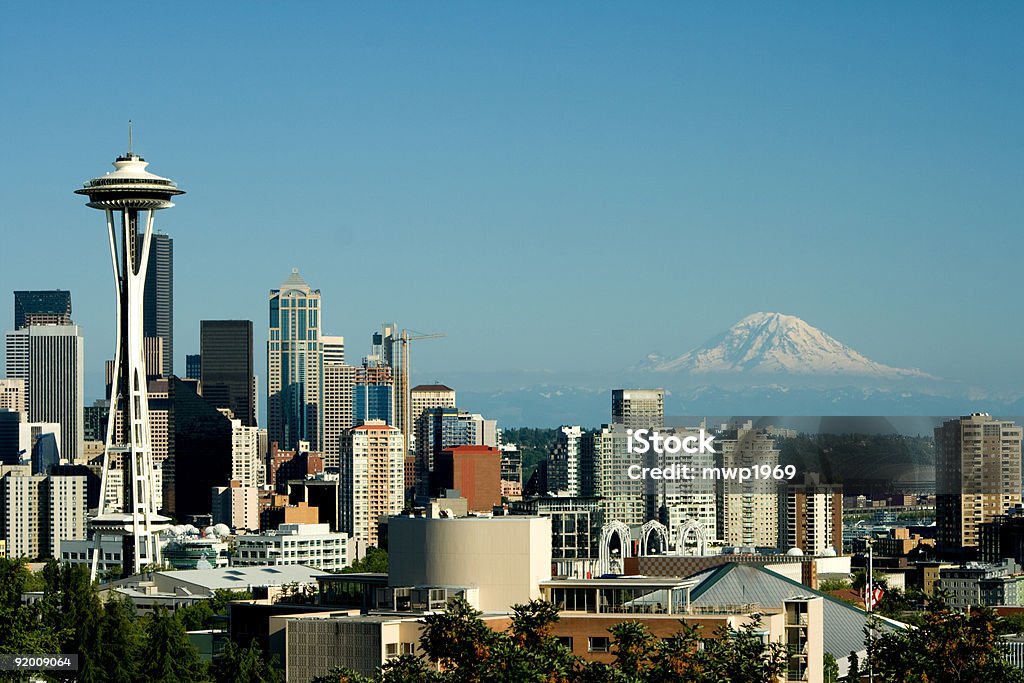 De Seattle, à Queen Anne, de la Space Needle et le Mont Rainier - Photo de Bleu libre de droits