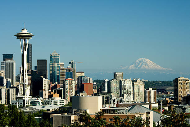 de seattle, à queen anne, de la space needle et le mont rainier - columbia center photos et images de collection