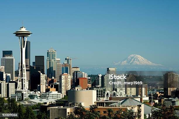 Photo libre de droit de De Seattle À Queen Anne De La Space Needle Et Le Mont Rainier banque d'images et plus d'images libres de droit de Bleu