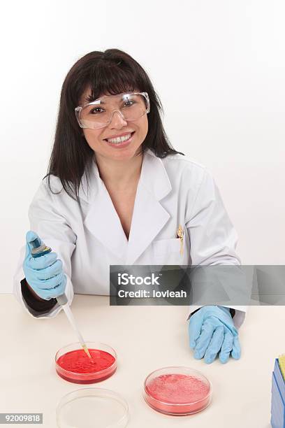 Cientista Sorridente No Trabalho - Fotografias de stock e mais imagens de ADN - ADN, Adulto, Amostra Médica