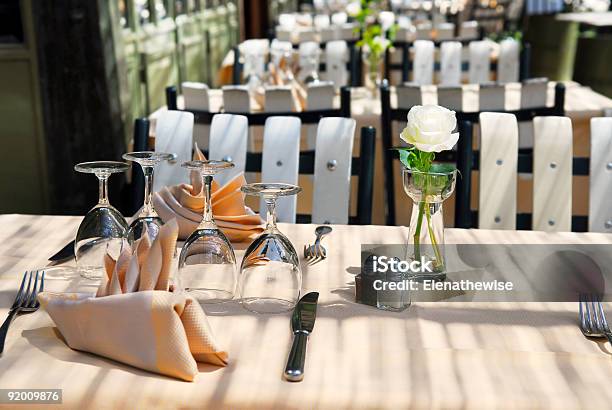 Restaurantterrasse Stockfoto und mehr Bilder von Anzünden - Anzünden, Arrangieren, Blume