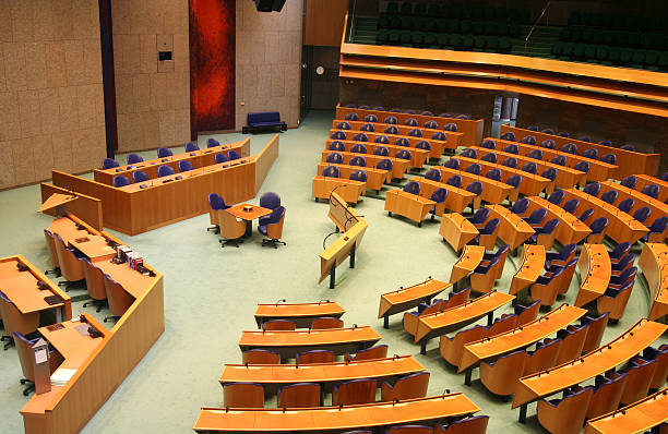 panorama view of the dutch parliament empty - den haag stockfoto's en -beelden