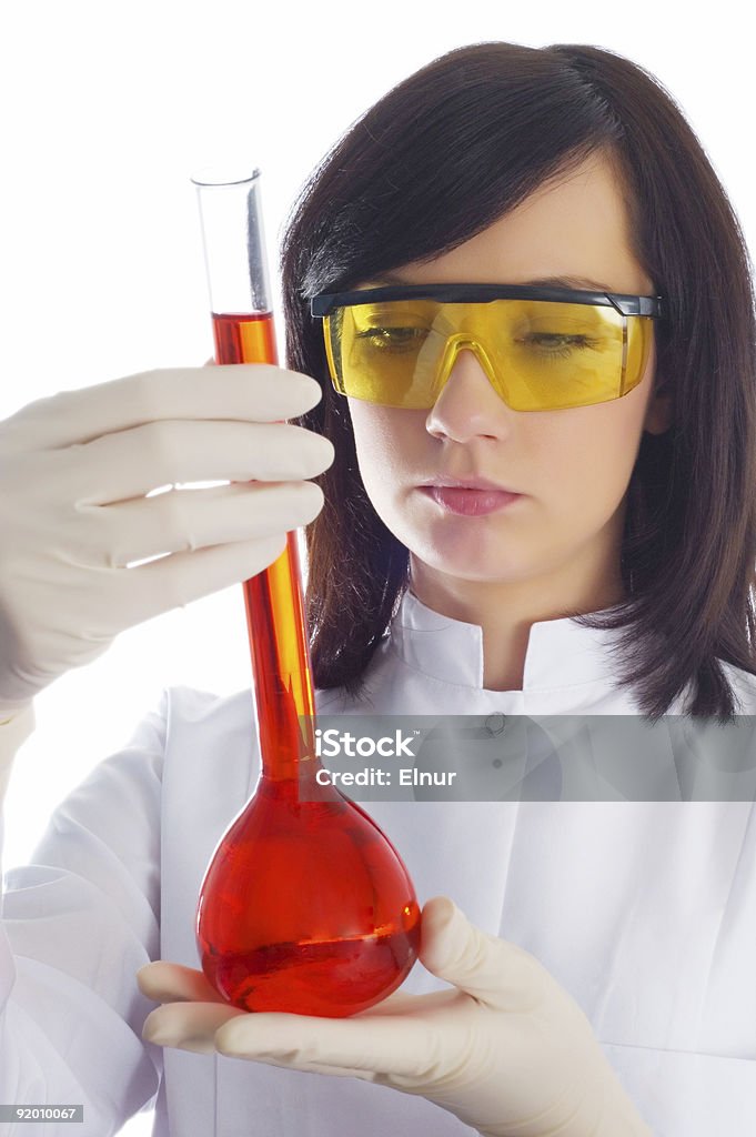 Mujer con tubos de química en la labatory sobre blanco - Foto de stock de Accesorio para ojos libre de derechos