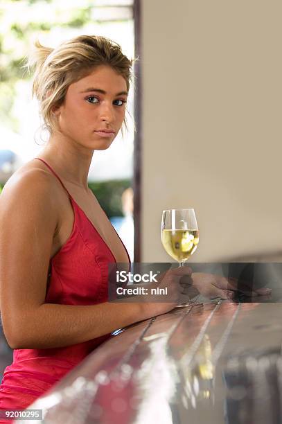 Kobieta Młody Seksowny Blond - zdjęcia stockowe i więcej obrazów Bar - Lokal gastronomiczny - Bar - Lokal gastronomiczny, Konkurencja indywidualna, Alkohol - napój