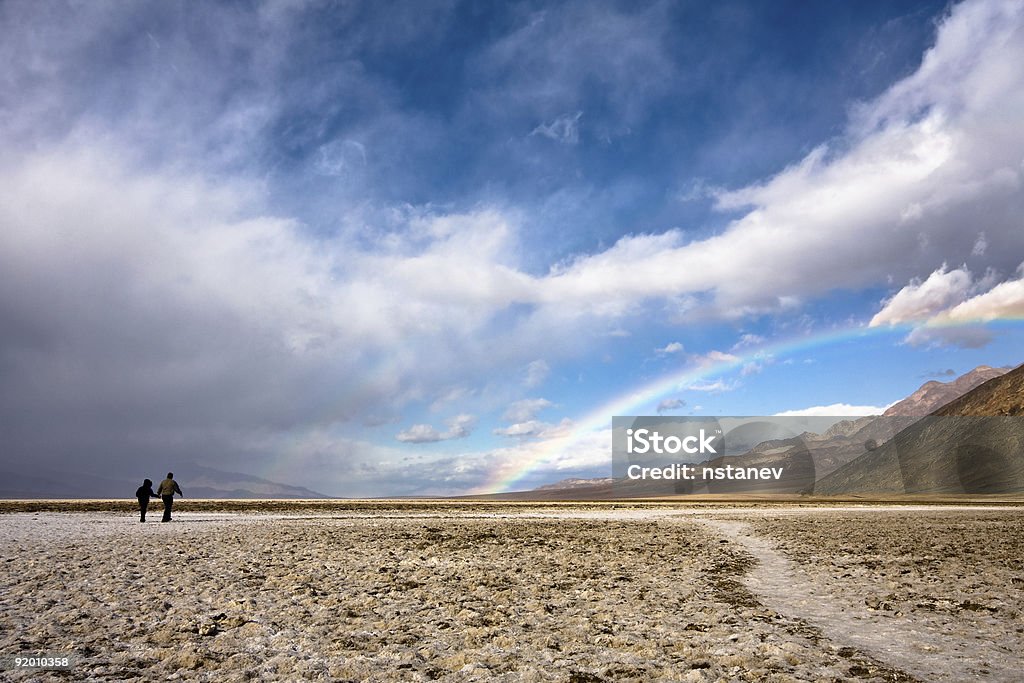 Paar zu Fuß in Richtung einem Regenbogen im Badwater - Lizenzfrei Menschen Stock-Foto