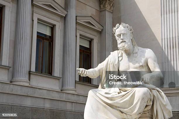 Photo libre de droit de Statue Devant Le Parlement Autrichien banque d'images et plus d'images libres de droit de Statue - Statue, Style grec classique, Culture grecque