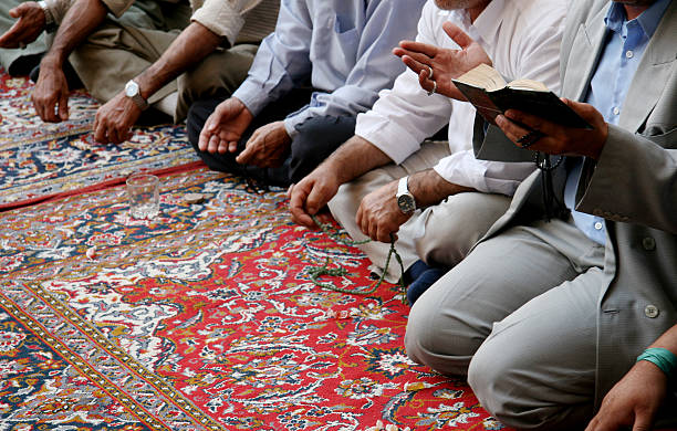 beklagen muslime in der moschee - islam stock-fotos und bilder