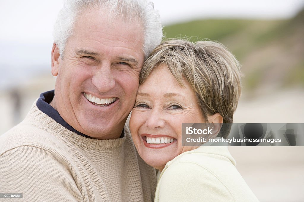 Sonriente Pareja en la playa - Foto de stock de Tercera edad libre de derechos