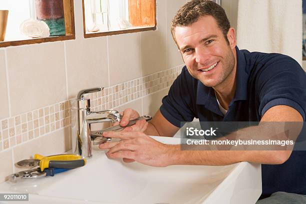 Fontanero Trabajando Con Fregadero Foto de stock y más banco de imágenes de Fontanero - Fontanero, Sonreír, Hombres