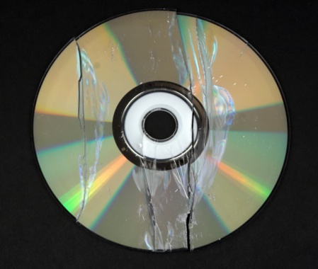 The image shows a retro music CD with a capacity of 700 MB on a white background.