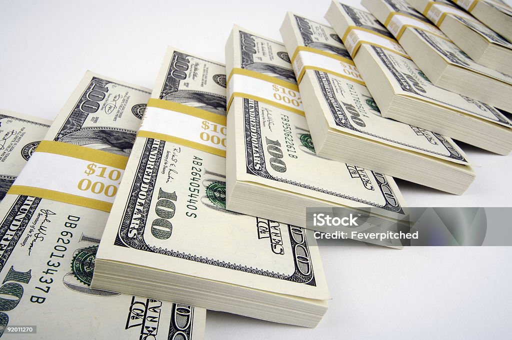 Pilas de cien dólares de facturas - Foto de stock de Billete de dólar estadounidense libre de derechos