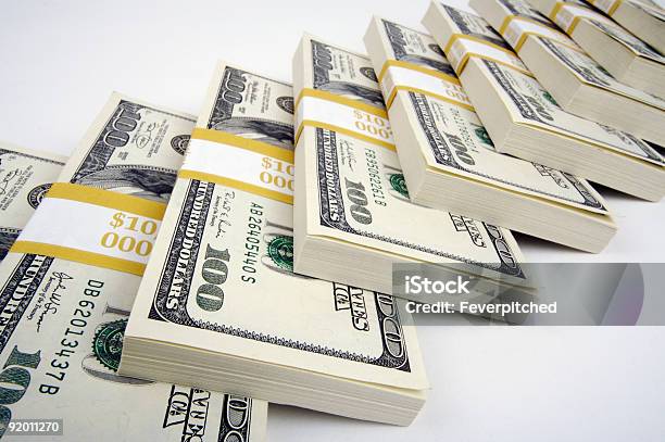 Pile Di Banconote Da Cento Dollari - Fotografie stock e altre immagini di Banconota di dollaro statunitense - Banconota di dollaro statunitense, Catasta, Abbondanza