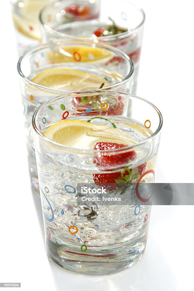 Estate bevande con ghiaccio, limone, fragole acque poco profonde DOF - Foto stock royalty-free di Acqua potabile