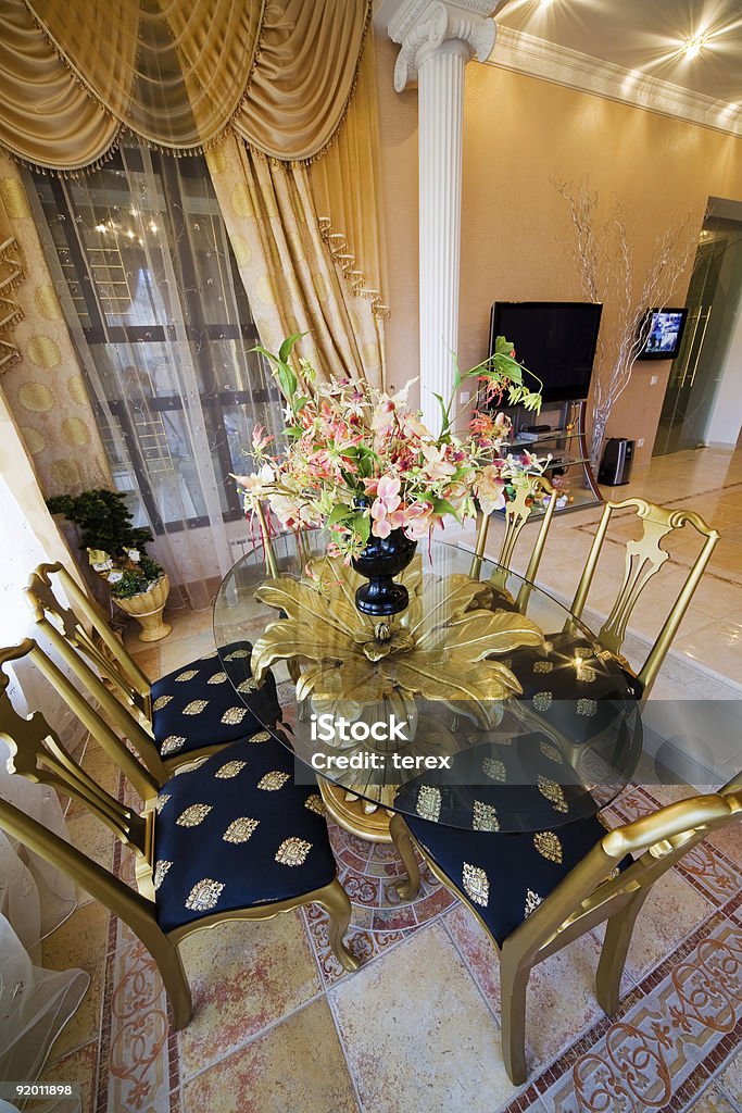 Tisch in modernen flat - Lizenzfrei Tisch Stock-Foto
