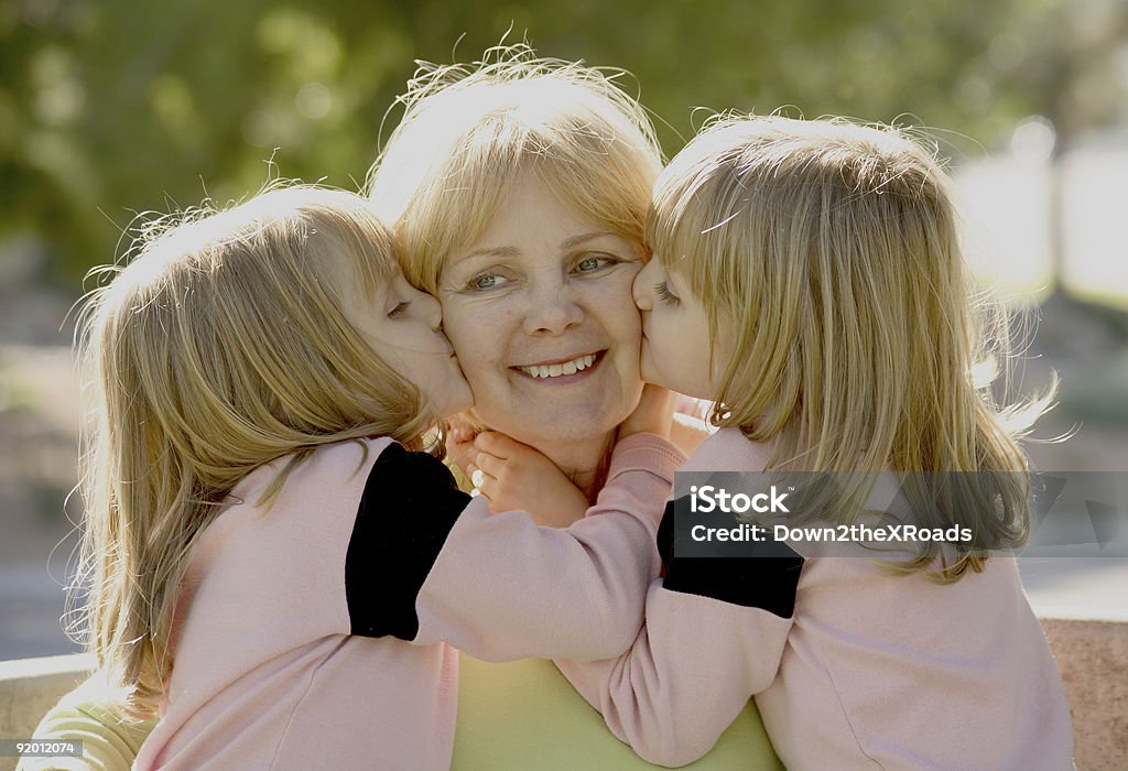 선샤인 대한 Grandma Kisses - 로열티 프리 쌍둥이 스톡 사진