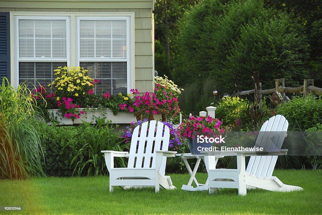 Два газон стульями - Стоковые фото Задний или передний двор роялти-фри