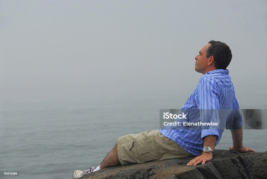 Hombre mirando niebla - Foto de stock de Acantilado libre de derechos