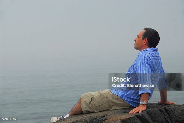 Hombre Mirando Niebla Foto de stock y más banco de imágenes de Acantilado - Acantilado, Adulto, Agua