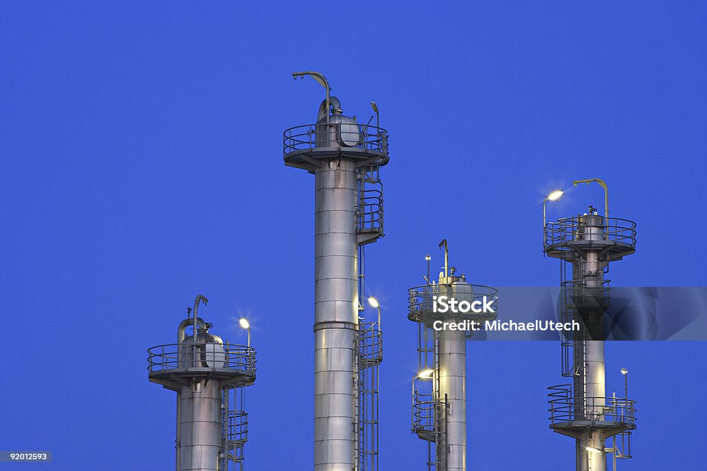 Refinería de petróleo Towers por la noche - Foto de stock de Alemania libre de derechos