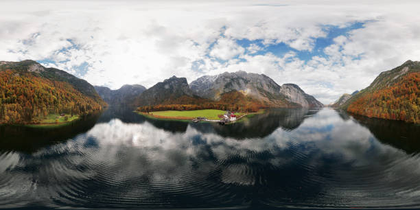 360x180 градусов сферической (равноэкретной) воздушной панорамы озера кенигсее и национального парка берхтесгаден осенью, германия. - konigsee стоковые фото и изображения