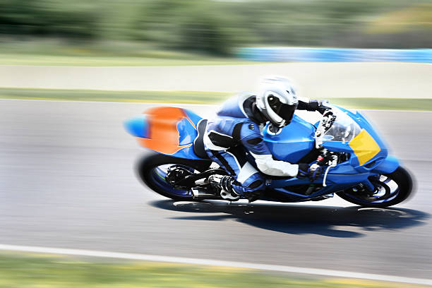 haut débit de survêtement motard sur fermé - course de motos photos et images de collection