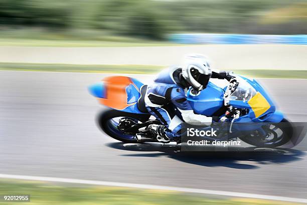 Highspeed Piloto De Motocicleta Na Pista Encerrada - Fotografias de stock e mais imagens de Corrida de Motos - Corrida de Motos, Motorizada, Desporto de Competição - Desporto