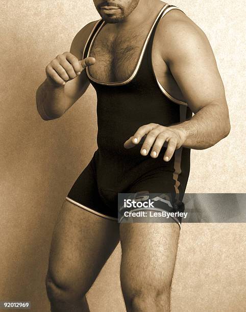Hombre En Una Forma Foto de stock y más banco de imágenes de Lucha - Deporte de combate - Lucha - Deporte de combate, Jugar a luchar, Adulto