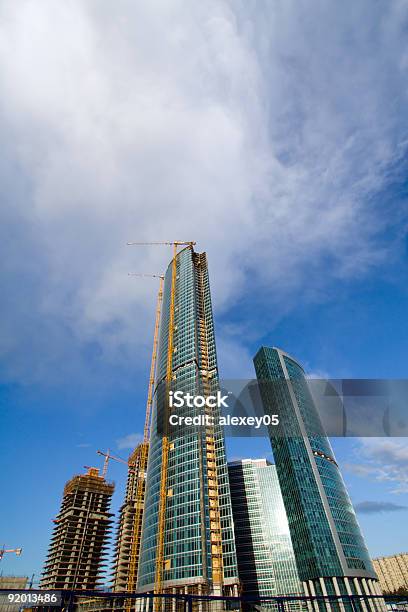 Edificios En Construcción Foto de stock y más banco de imágenes de Acero - Acero, Actividad, Aire libre