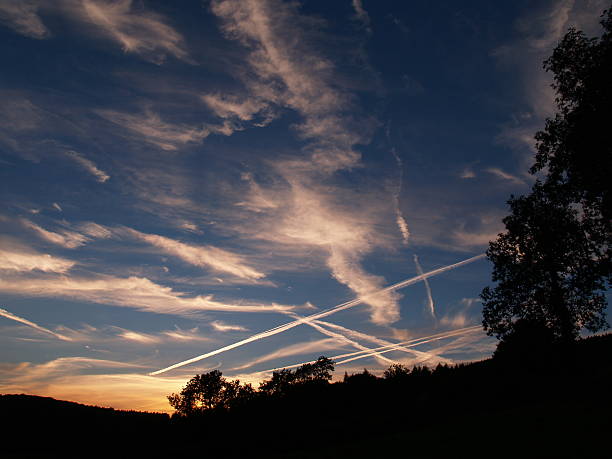 vapour sentieri all'aeroporto di manchester - vapor trail cirrus sky cloudscape foto e immagini stock