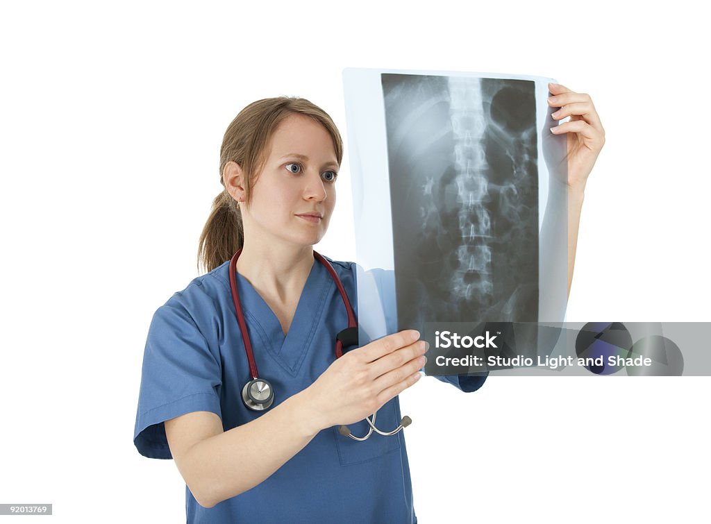 Joven enfermera estudiando rayos x - Foto de stock de Adulto libre de derechos